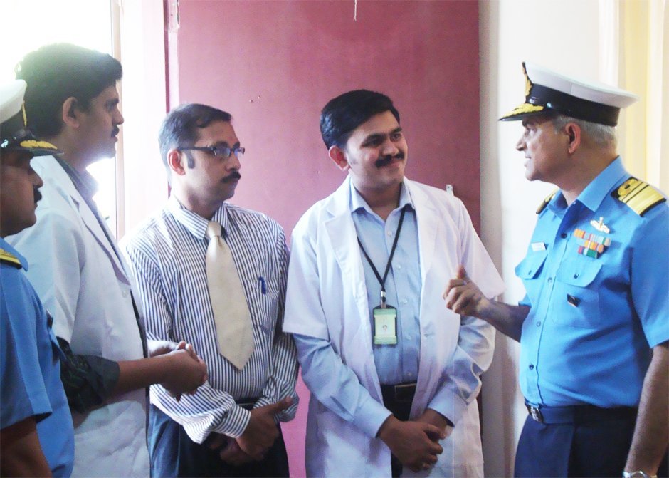 Vice Admiral Anurag G Thaplial with the Itoozhi Medical team at INA, Ezhimala