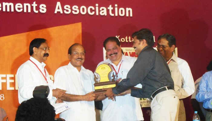 Dr.I.Unnikrishnan Namboothiri receiving the AHMA Award 2012 for Itoozhi Ayurveda