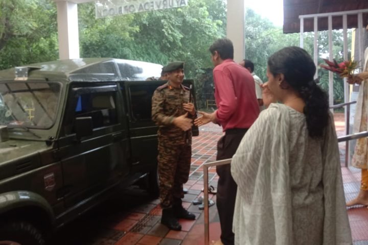 Welcoming Col Paramvir Singh Nagra, (Commandant, DSC Centre) to Itoozhi Nursing Home